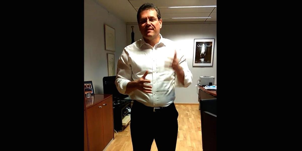 Šefčovič sa zapojil do ponožkovej výzvy na pomoc obetiam Downovho syndrómu