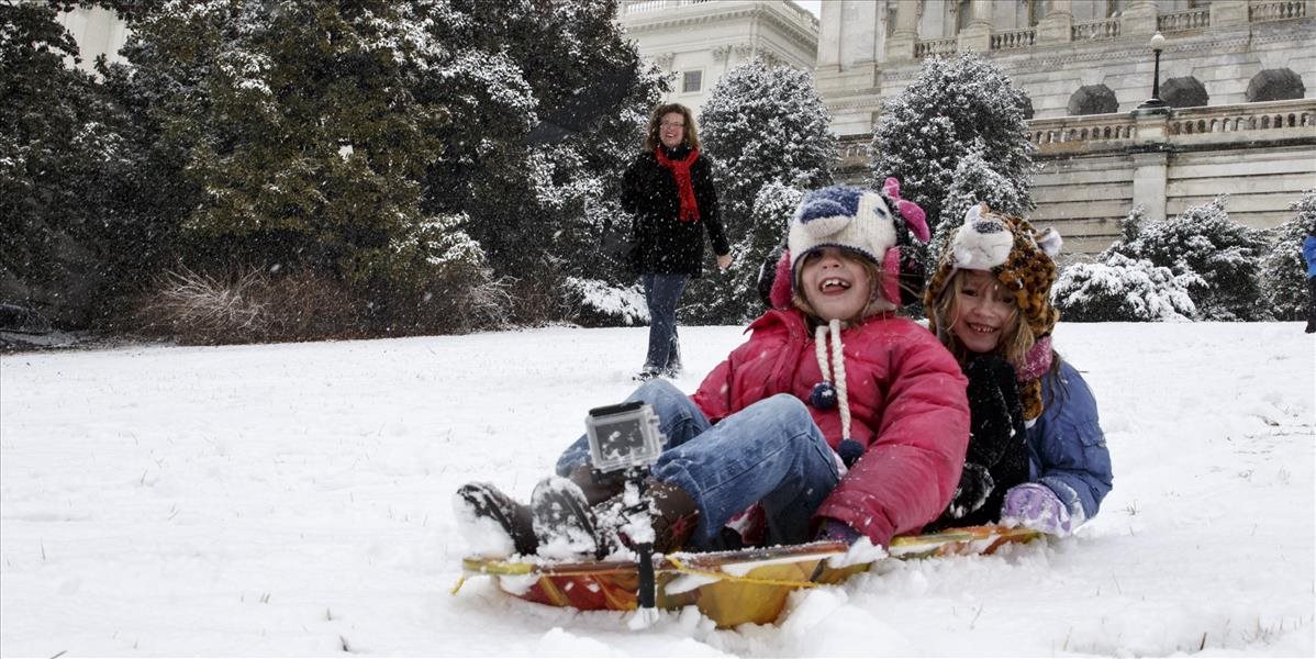 Pred washingtonským Kapitolom sa ľudia sánkujú za Ameriku