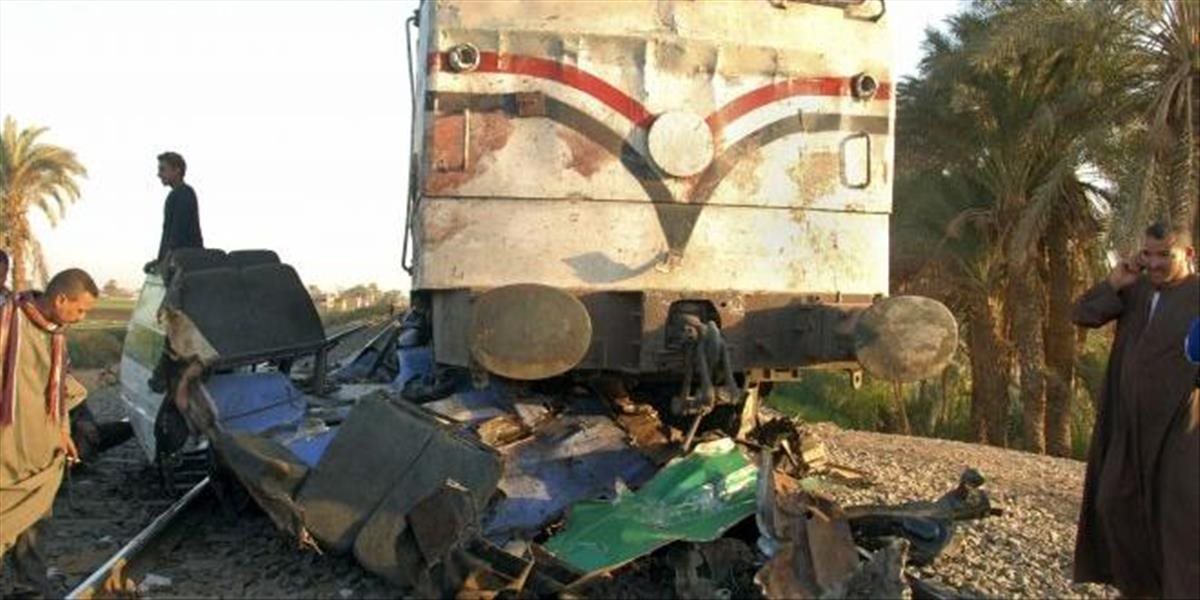 Zrážka vlaku so školským autobusom v Egypte si vyžiadala najmenej sedem mŕtvych