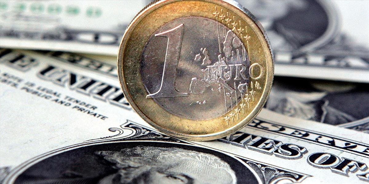 Euro oslabilo oproti doláru aj voči franku