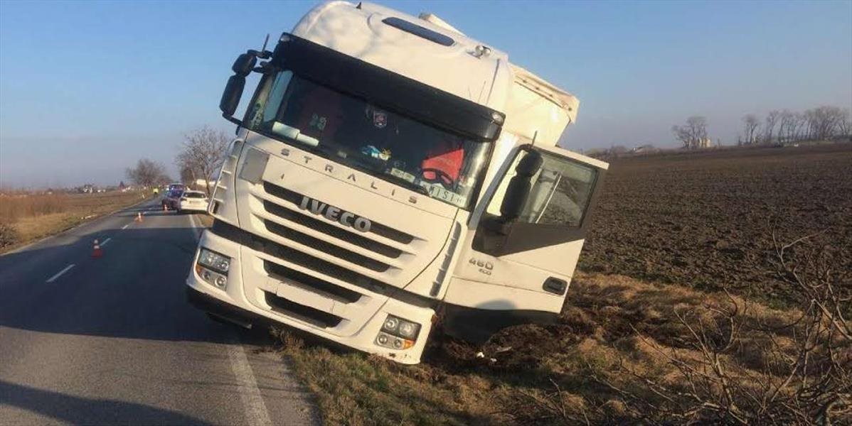 FOTO Medzi obcami Matúškovo a Horné Saliby sa prevrátil kamión: Nehoda sa zaobišlo bez zranenia