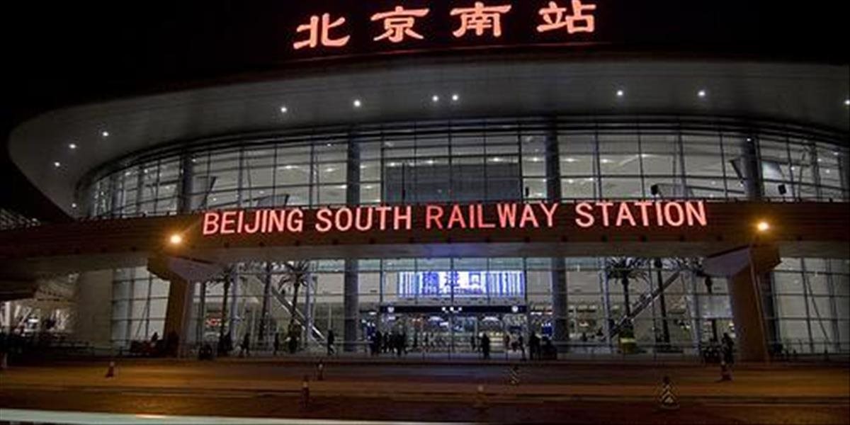Útočníci dobodali na železničnej stanici na juhu Číny deväť ľudí