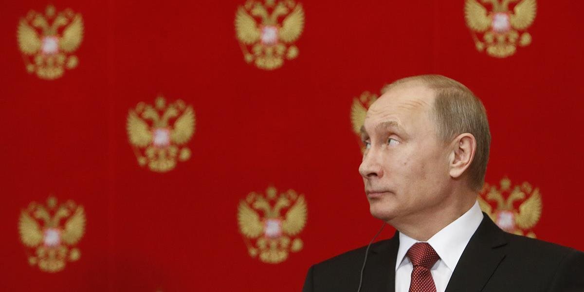Ruský prezident Vladimir Putin znížil sebe aj členom vlády platy o 10 percent