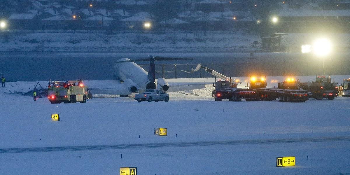 Newyorské letisko LaGuardia otvorilo po nehode lietadla aj druhú dráhu