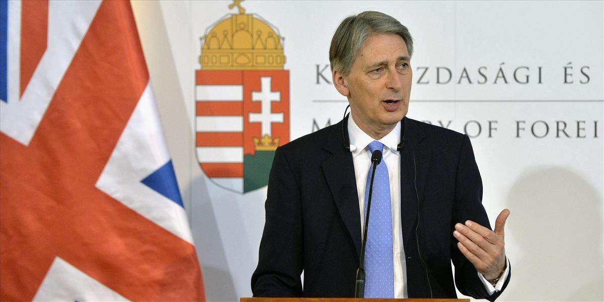 Hammond: Nevidím, že by Putin zmenil svoju ukrajinskú stratégiu