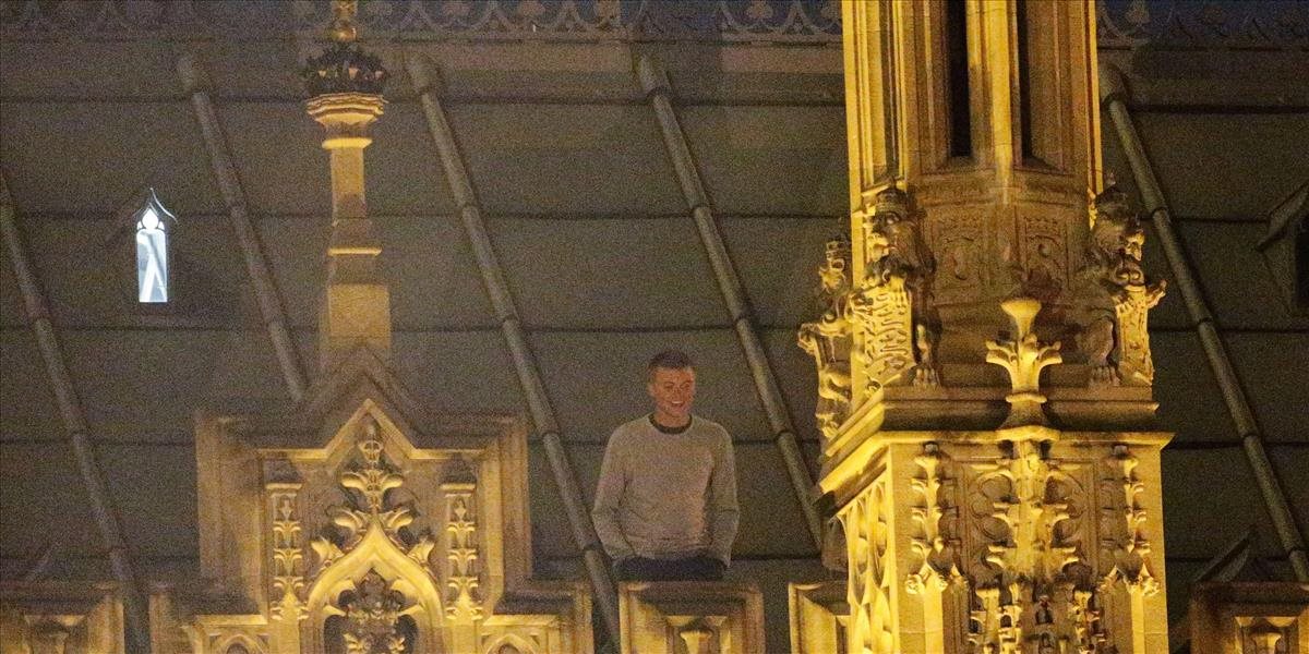 Britská polícia zadržala muža, ktorý vyliezol na strechu budovy parlamentu