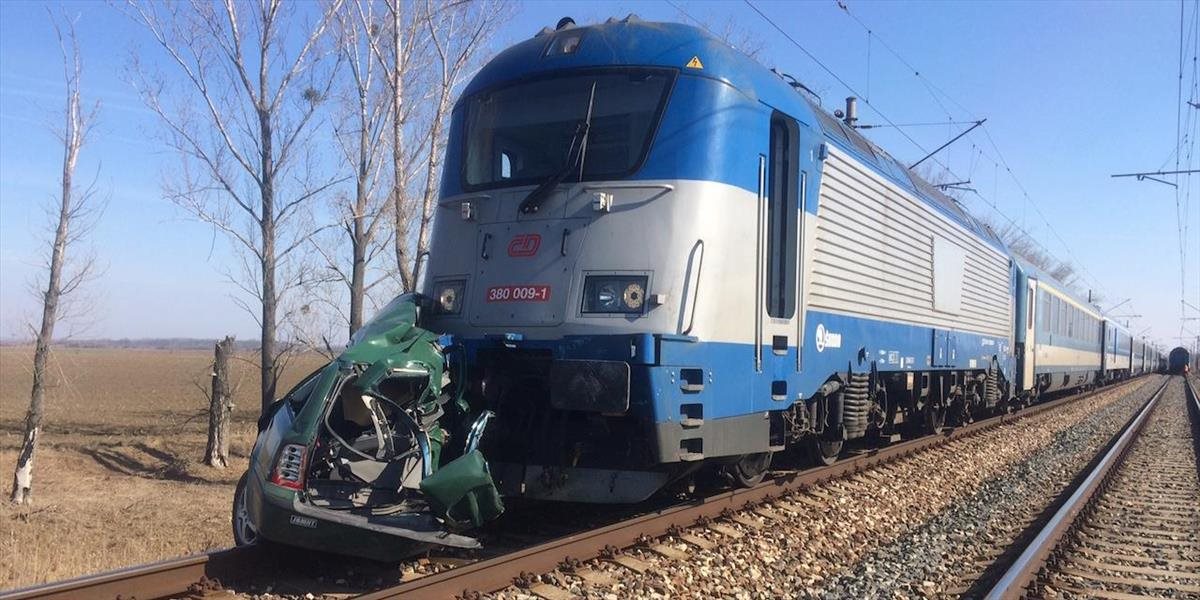 Vlak sa zrazil s osobným autom, zahynuli dvaja ľudia