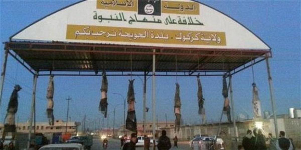FOTO Nechutné privítanie v Iraku: Islamský štát zavesil na bránu mesta 8 mŕtvol
