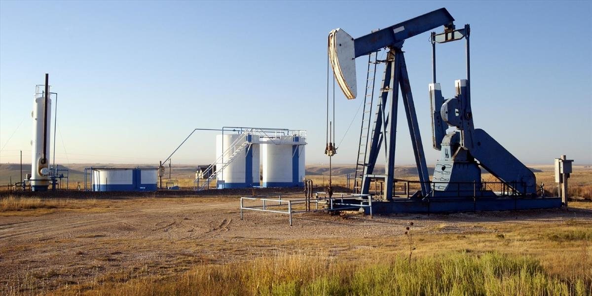 Lacnejšia ropa podľa analytikov pomôže ekonomike, znižuje náklady