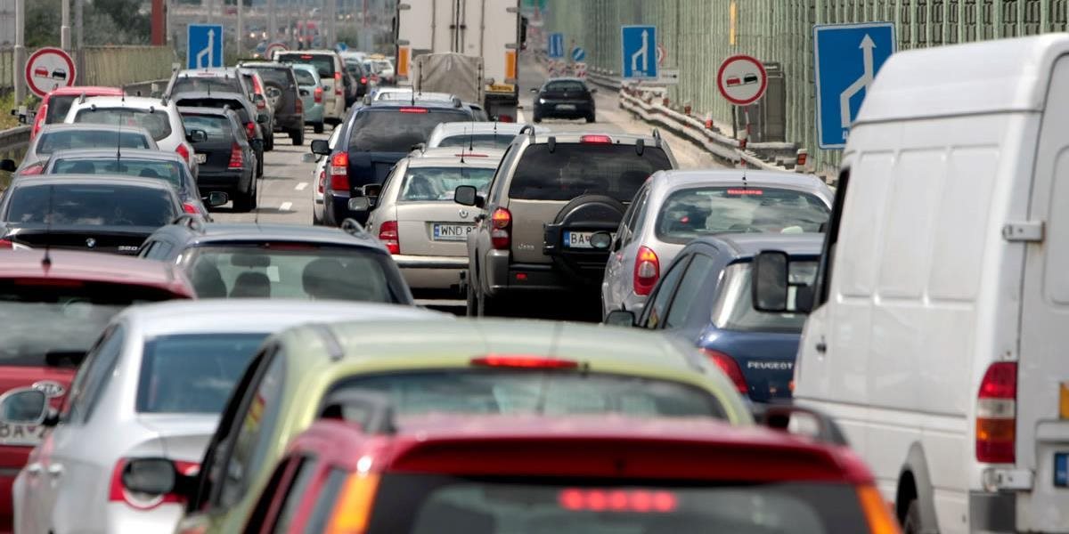 Na Prístavnom moste v Bratislave sa zrazili štyri autá