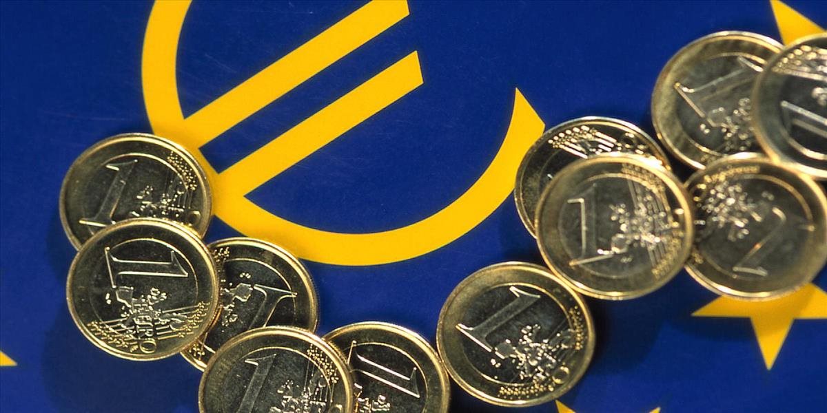 Euro je najslabšie od septembra 2003, jeho kurz klesol pod 1,08 USD