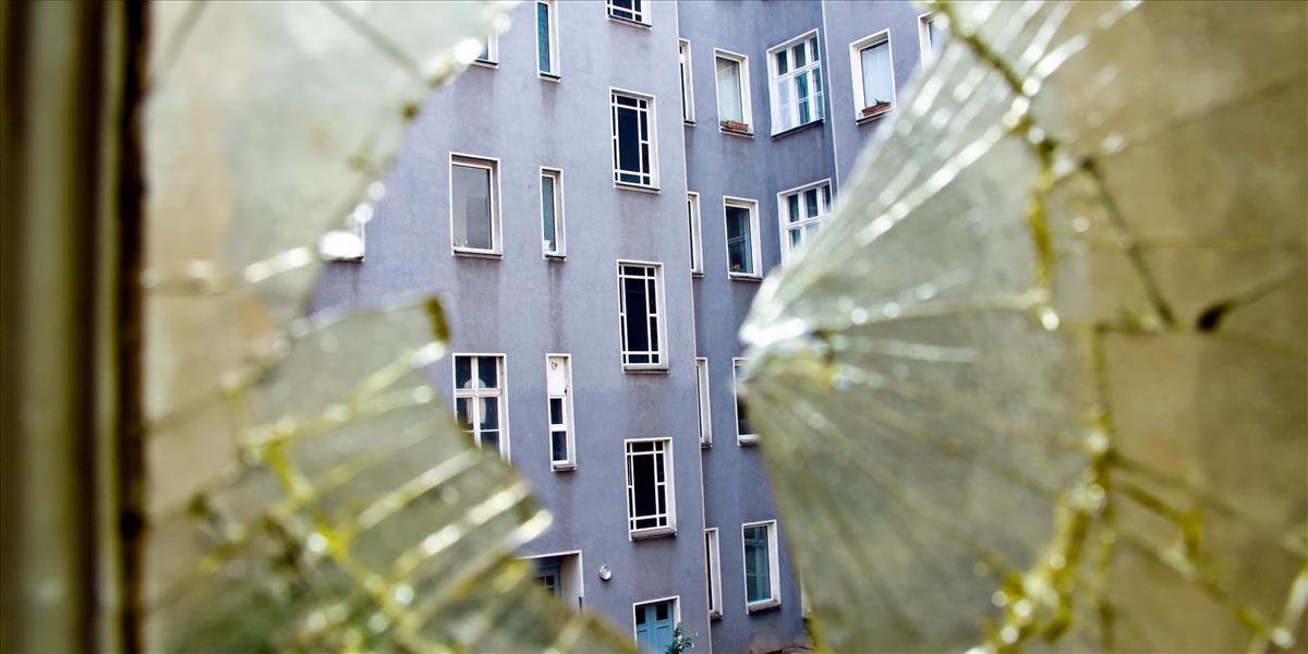 Dubničan sa porezal na sklenených dverách, obvinenému hrozia tri roky