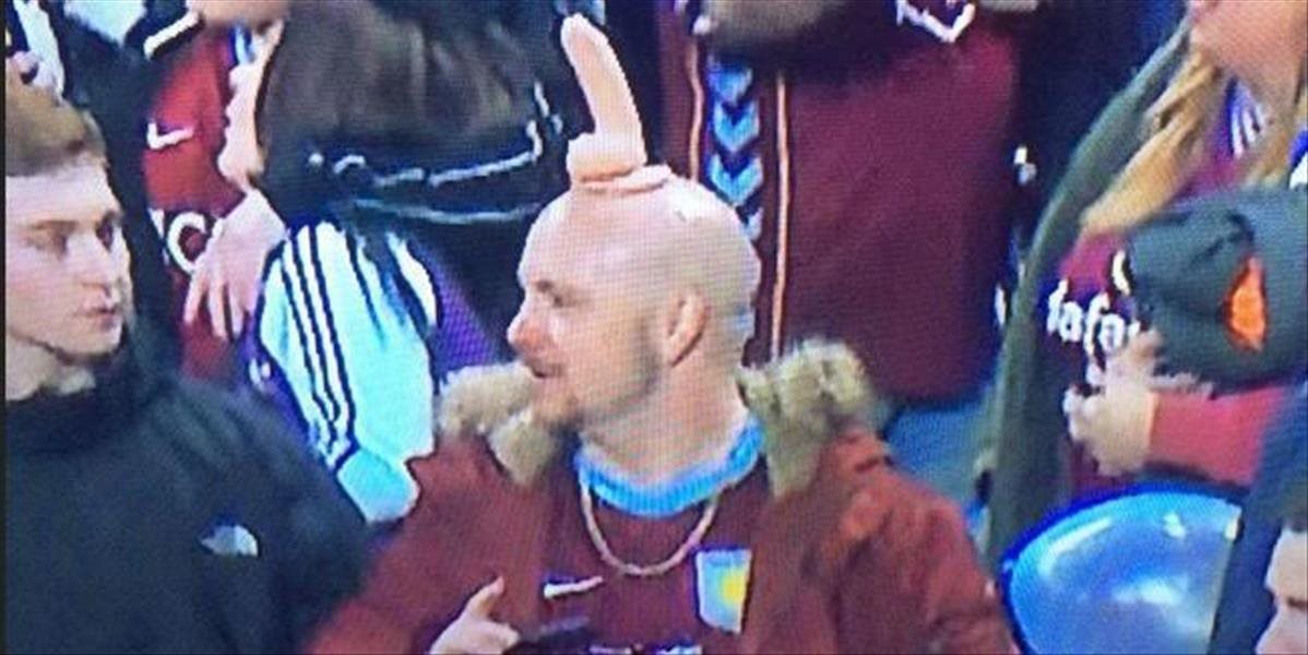 Fanúšik Aston Villy si počas zápasu nasadil na hlavu umelý penis