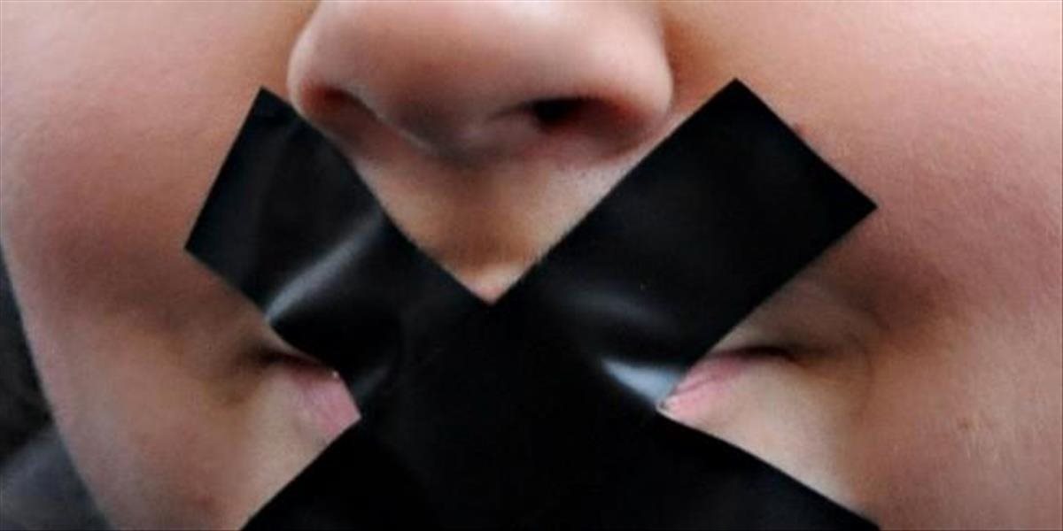 Učiteľka v Poľsku zalepovala deťom ústa lepiacou páskou