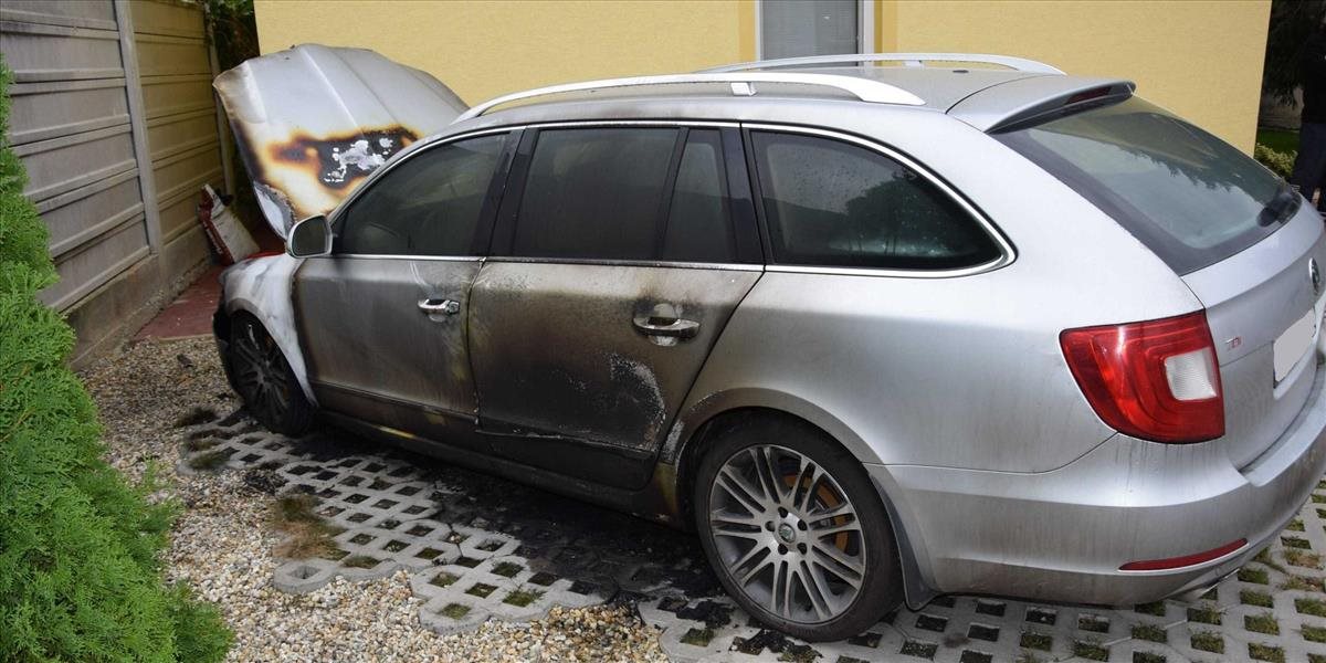 Neznámi páchatelia podpálili v Košiciach dve autá