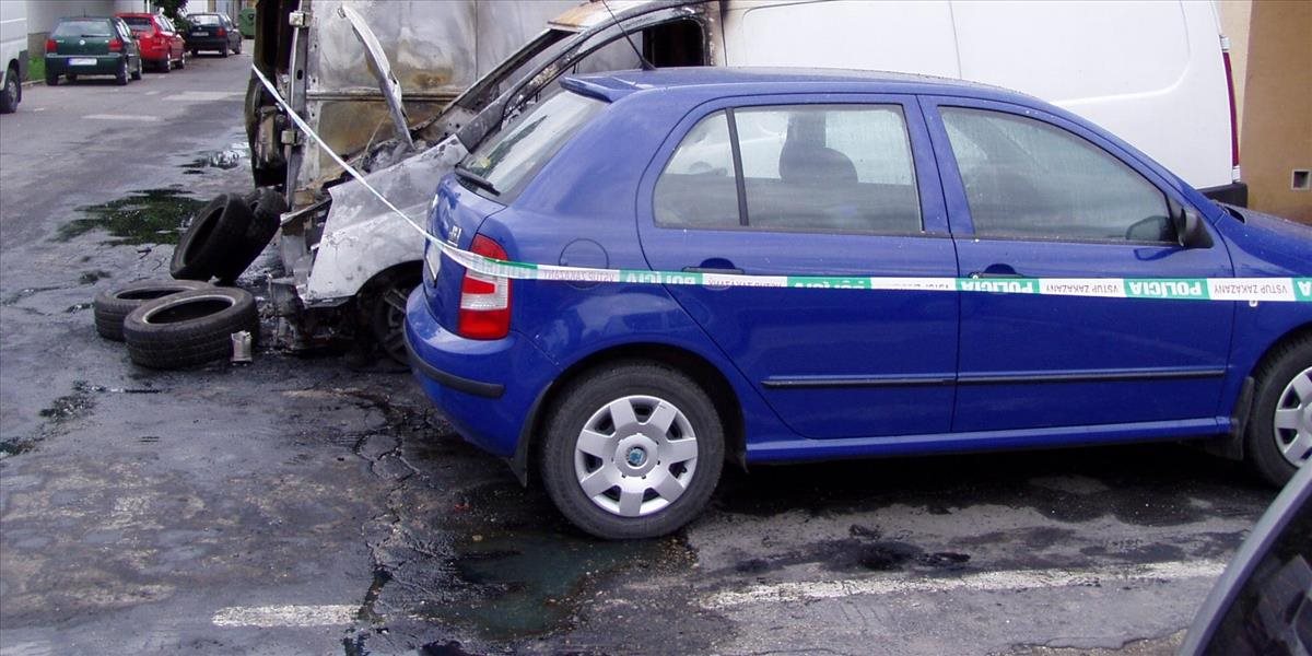 V Nitre podpálili auto: Požiar zasiahol aj okolostojace vozidlá