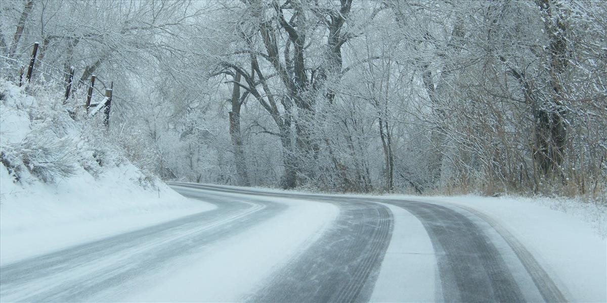 Vodiči pozor: Na severe a východe Slovenska sa vo štvrtok môžu tvoriť snehové záveje