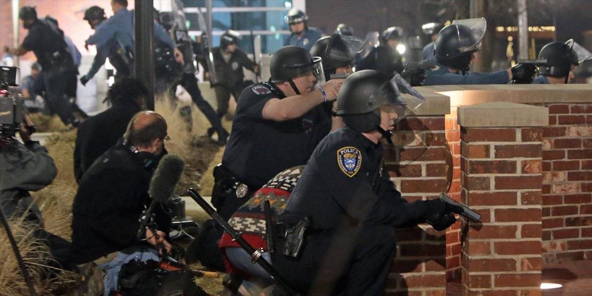 Vo Fergusone to opäť vrie: Protestujúci postrelili dvoch policajtov