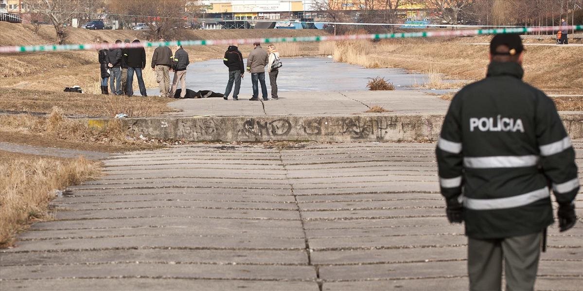 Políca vyšetruje smrť dôchodkyne, ktorej telo našli pod mostom