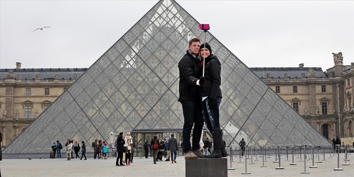 Francúzsky Versailles i britská Národná galéria zakázali tzv. paličky na selfie