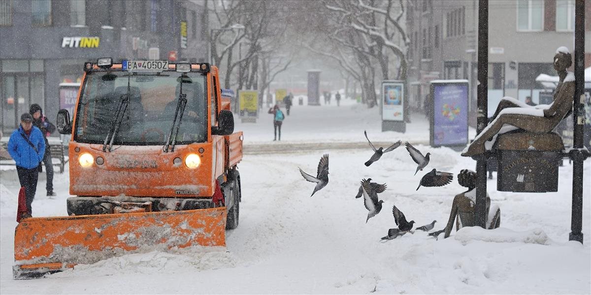 Na výjazdy budú vozidlá zimnej údržby čakať v teréne po Bratislave