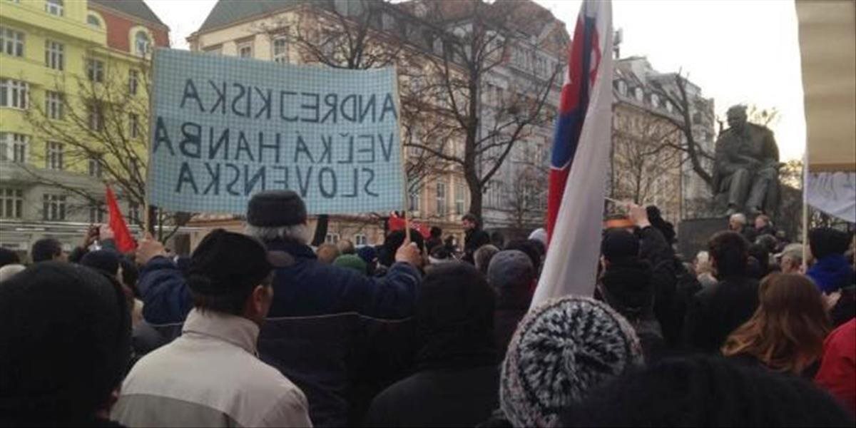 Nie základniam NATO, skandovali ľudia pred americkou ambasádou v Bratislave