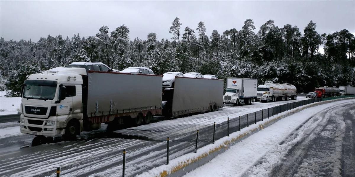 V Mexiku nasnežilo, úrady uzavreli hlavnú diaľnicu v krajine