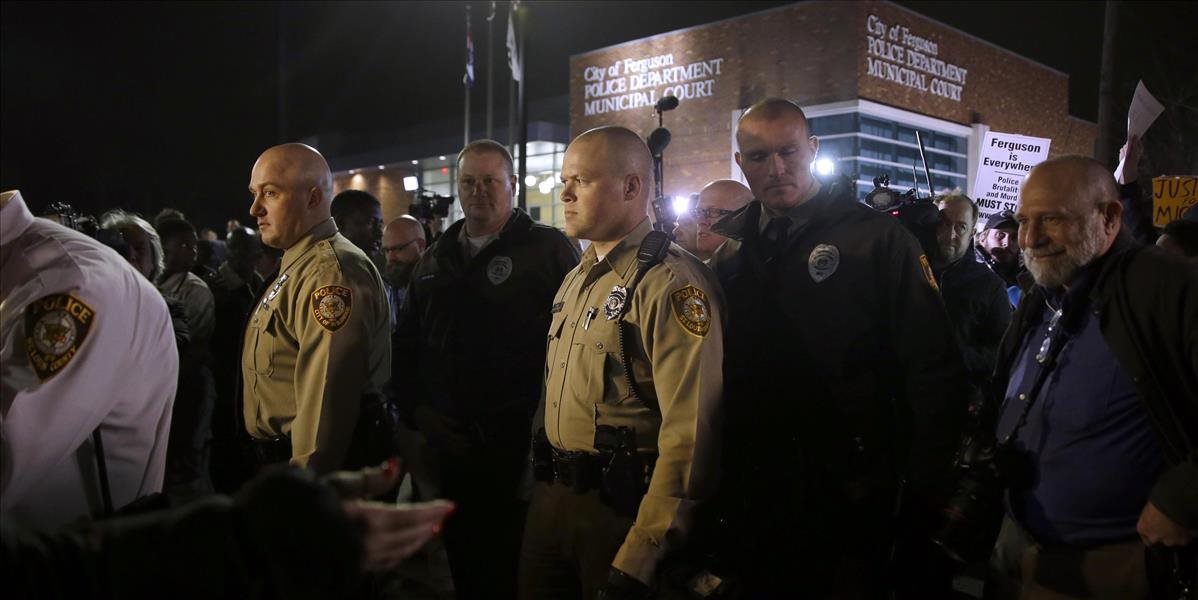 Polícia aj aktivisti sa snažia mierniť napätie po streľbe vo Fergusone