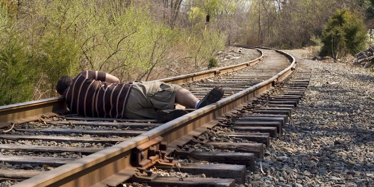 Na koľajniciach ležal 33-ročný muž, prešiel ho vlak
