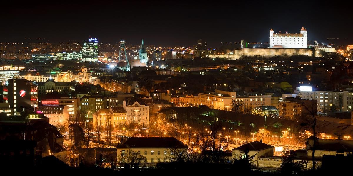 V Bratislave sú vyššie platy a viac pôžičiek, východ má lacnejšie byty