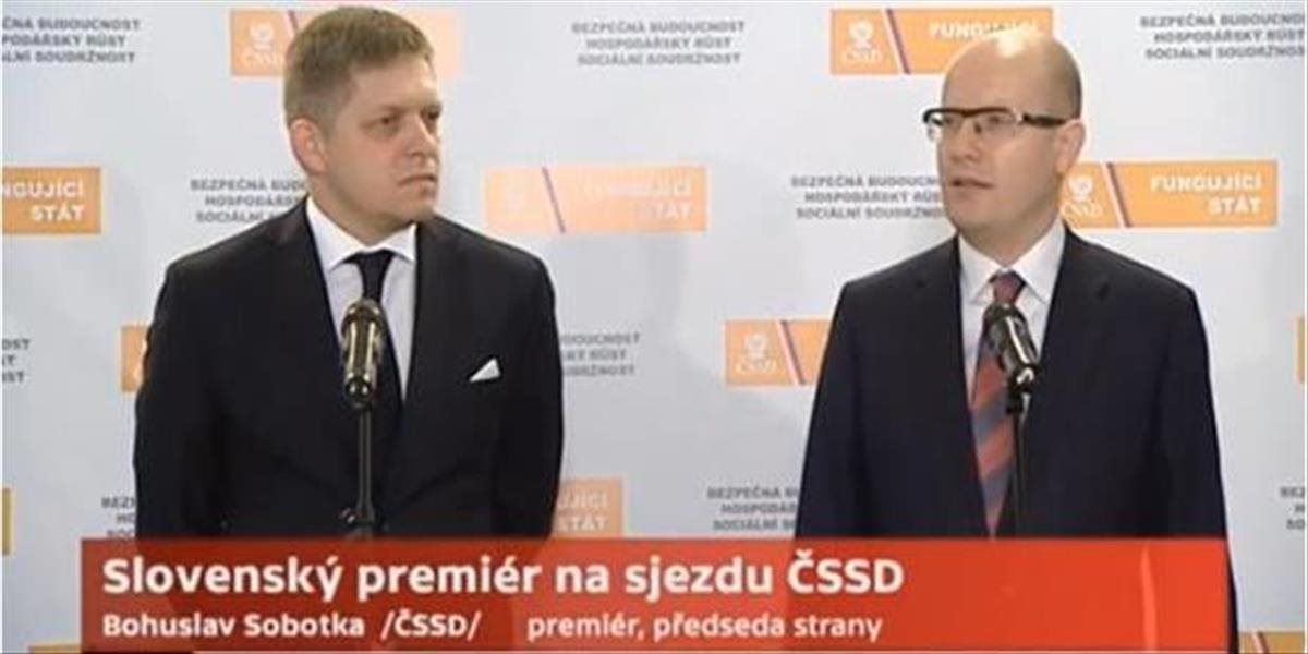 Českí sociálni demokrati si volia nové vedenie: Na zjazde vystúpil aj Fico, ocenil Sobotku a priniesol mu fľašu