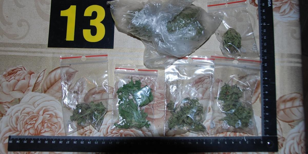 Policajti vykonali v Rači domové prehliadky, našli drogy