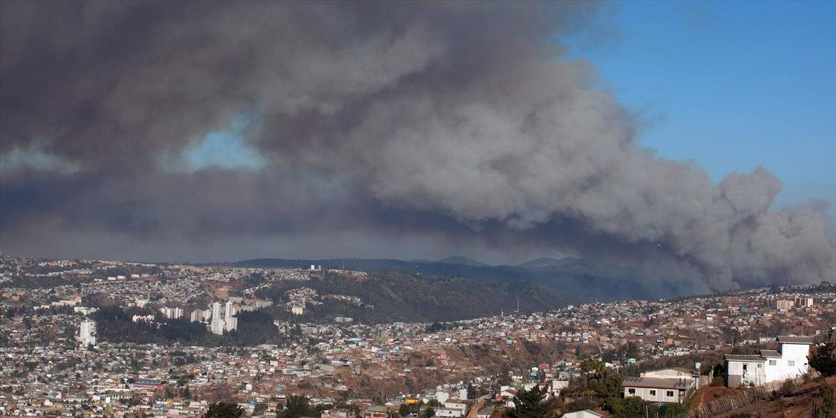 Lesný požiar v okolí prístavu v Čile si vynútil evakuáciu 4500 ľudí