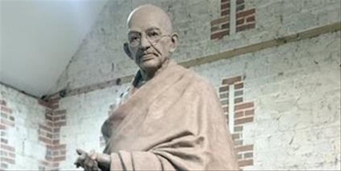 Pred Westministerským palácom v Londýne odhalia cez víkend Gándhího sochu