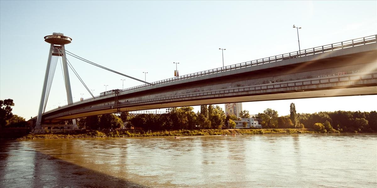 Muž skočil z bratislavského mosta, zachraňujú ho hasiči