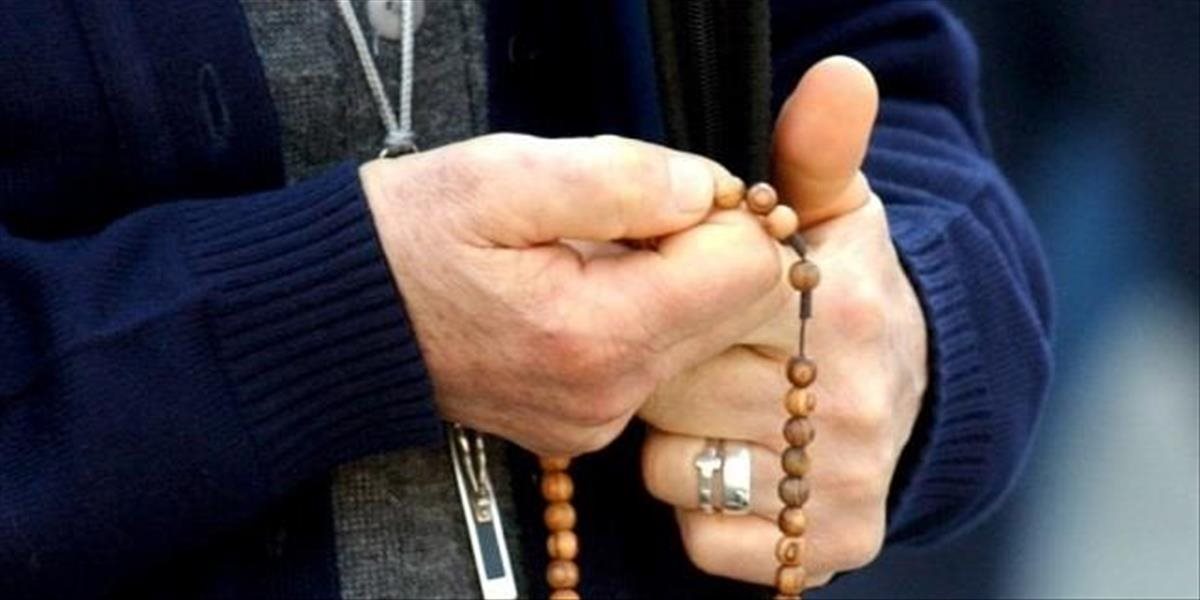 Vlamači hromadne znásilnili v škole mníšku sedemdesiatničku