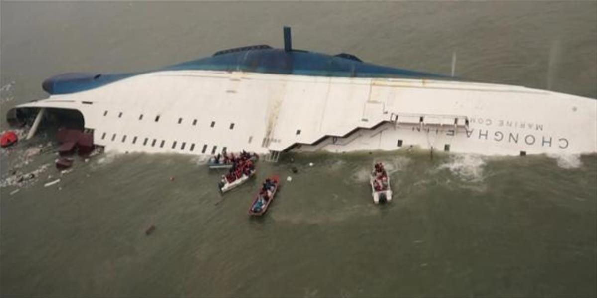 Pri potopení trajektu zahynulo 50 ľudí