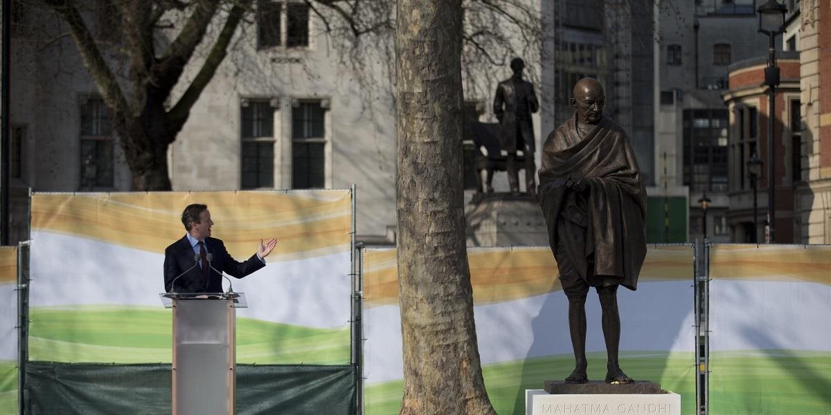 Sochu Gándhího odhalili v Londýne; stojí vedľa Churchilla