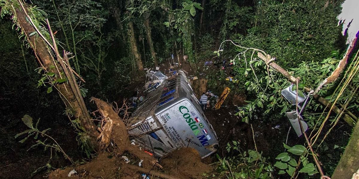 Počet obetí havárie autobusu na juhu Brazílie sa zvýšil na 54