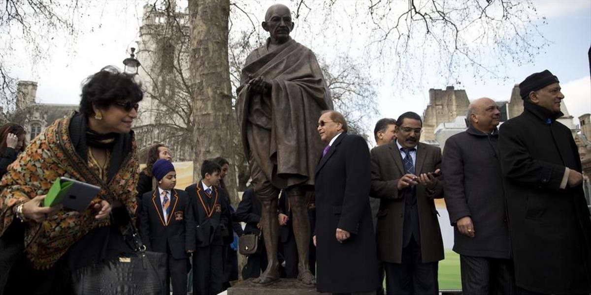 Gándhímu odhalili sochu v Londýne