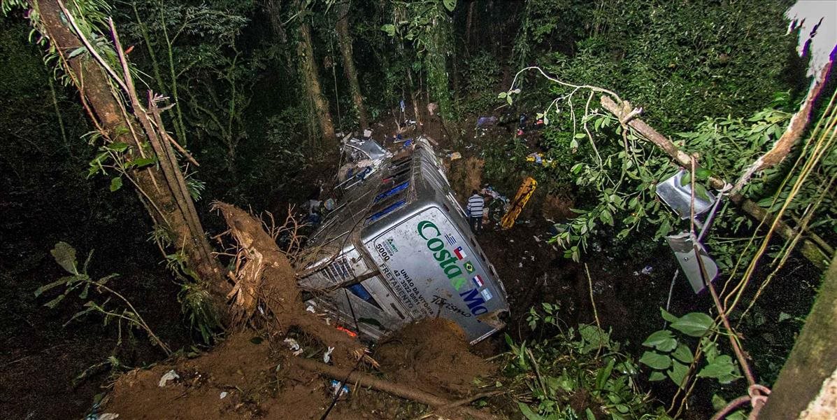 Pri havárii autobusu v Nepále zahynuli takmer dve desiatky ľudí
