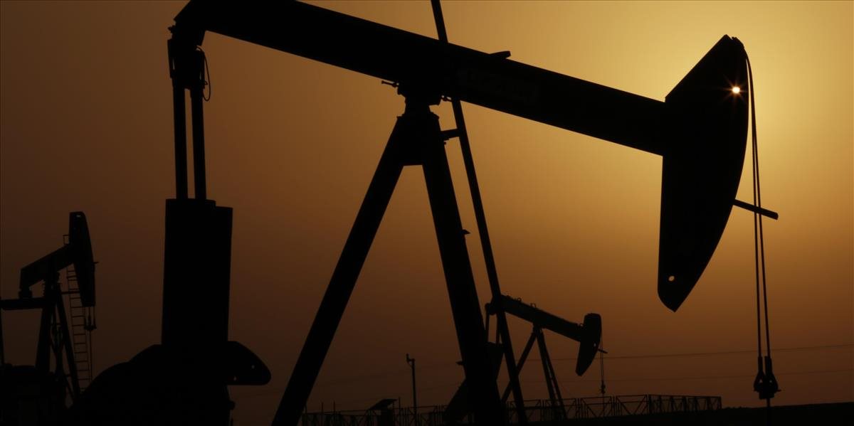 Ceny ropy pokračujú v poklese. americká WTI sa obchoduje pod 44 USD/barel