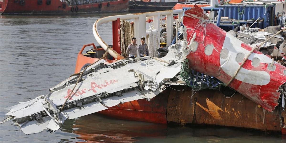 Z vraku lietadla letu QZ8510 v Jávskom mori vytiahli ďalšie tri telá