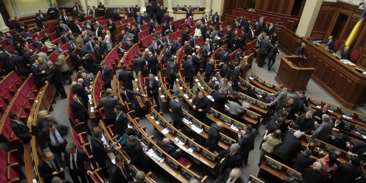 Zasadnutie parlamentu opakovane odložili pre údajné spory v koalícii