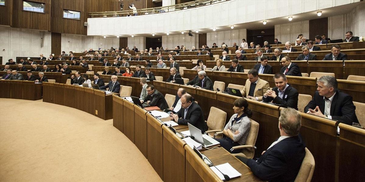 Opozičné návrhy v parlamente neprešli, pri referende bude naďalej platiť 50-percentné kvórum