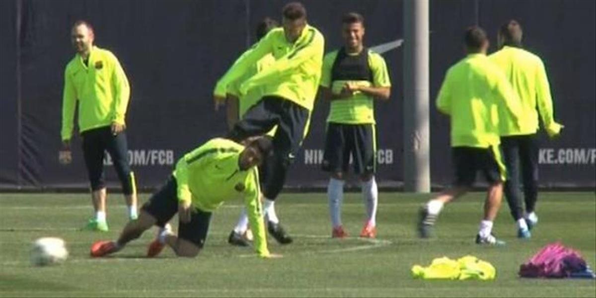 VIDEO Neymar si počas tréningu kopol do Luisa Suáreza