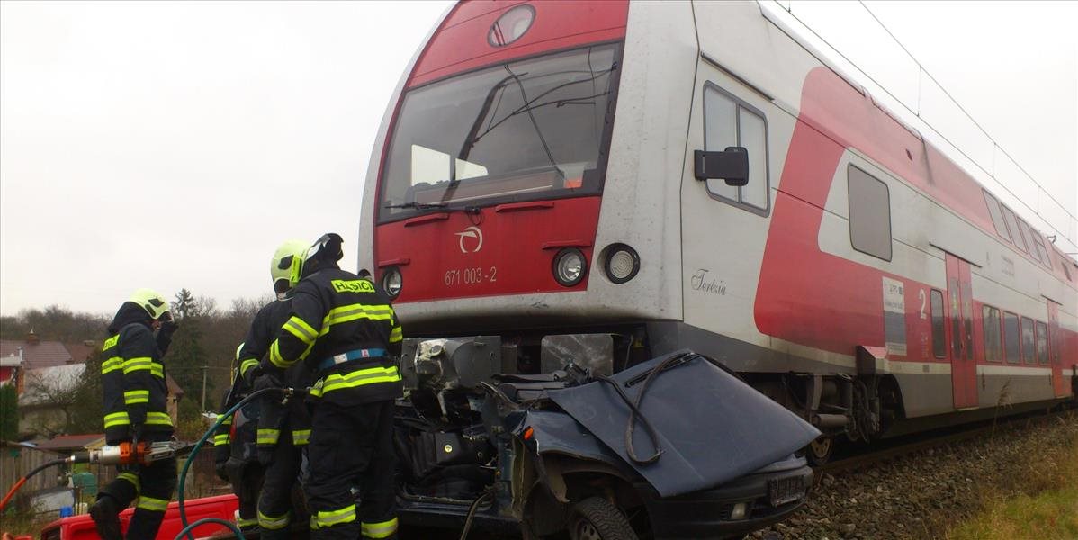 Auto v Ivanke pri Nitre vošlo na železničné priecestie, zachytil ho vlak