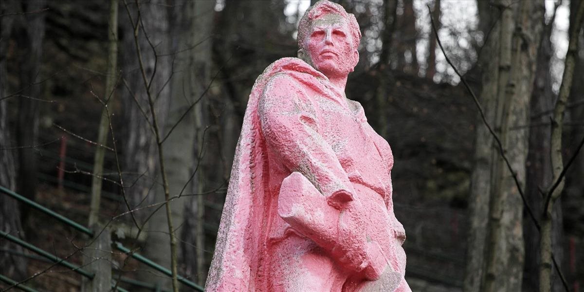 Socha Partizána v Bystrici už nebude ružová, farbu začnú dnes odstraňovať