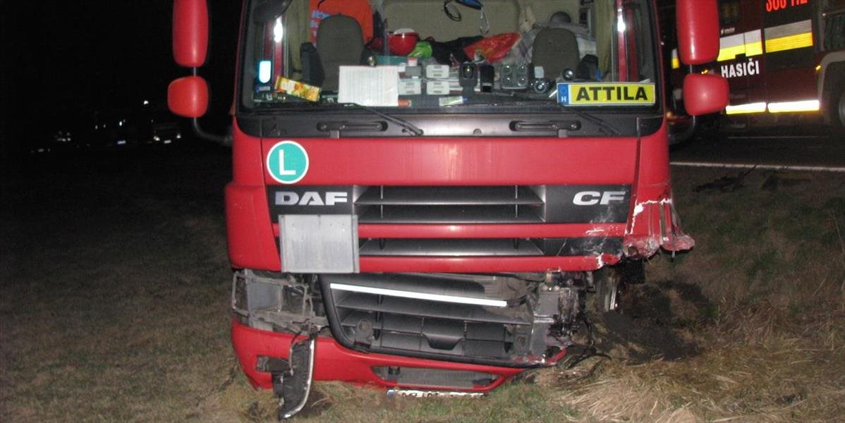 Čelná zrážka osobného auta s kamiónom: Vodič sa ťažko zranil