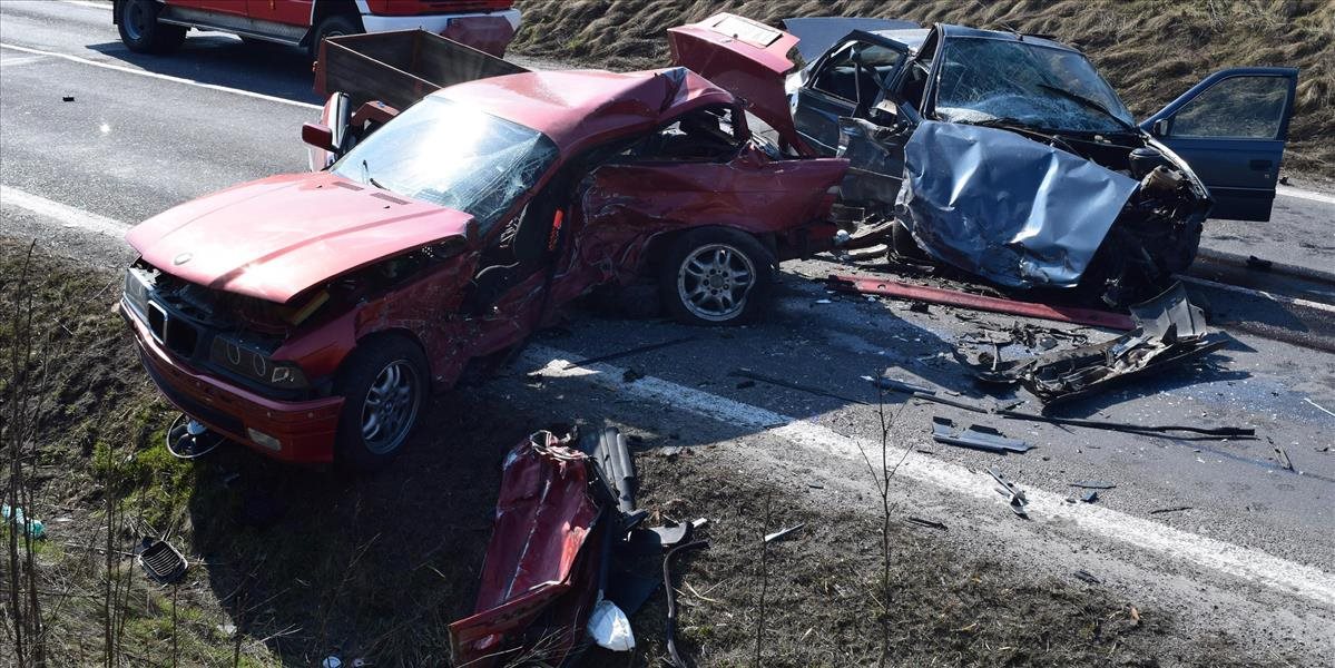 Pri zrážke dvoch áut za Dobrou Nivou zahynula 56-ročná spolujazdkyňa a 26-ročný vodič